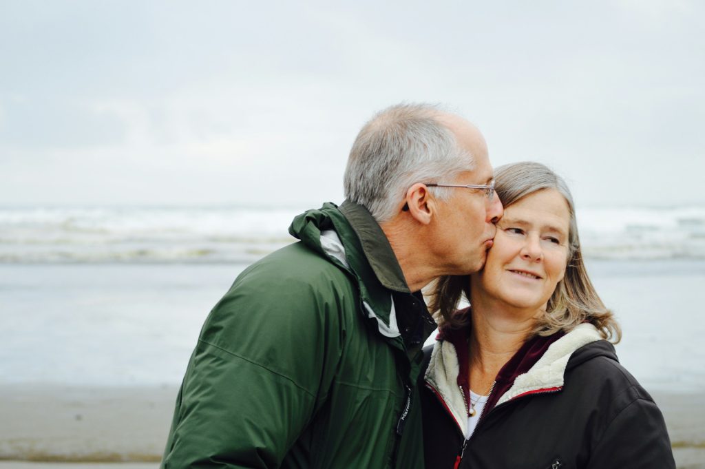 pareja de gente mayor en la playa