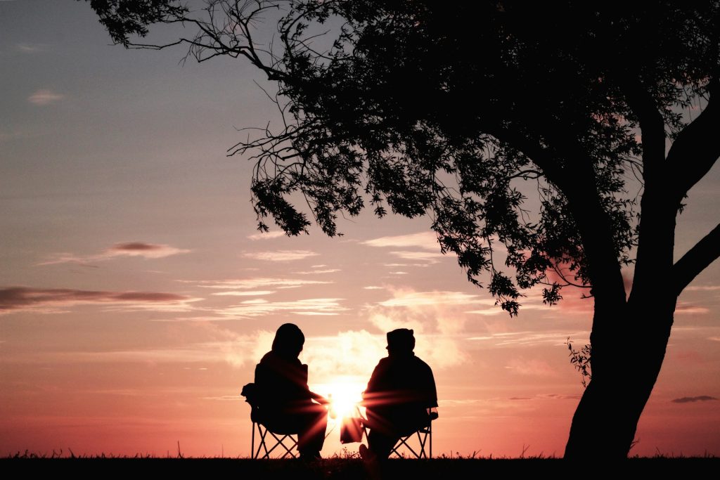 pareja mirando puesta de sol