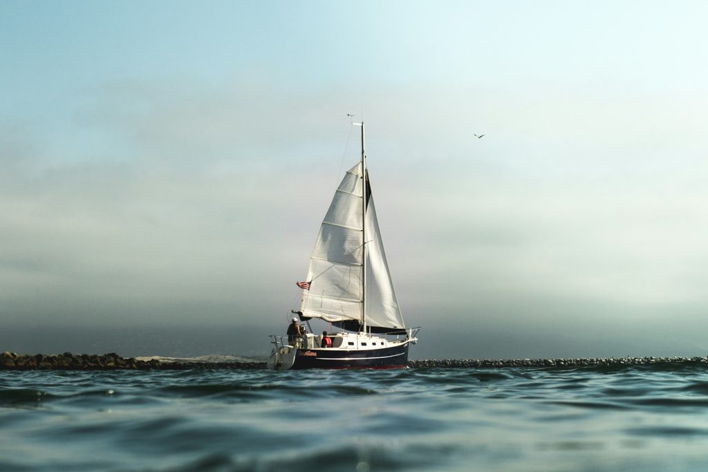 velero en alta mar