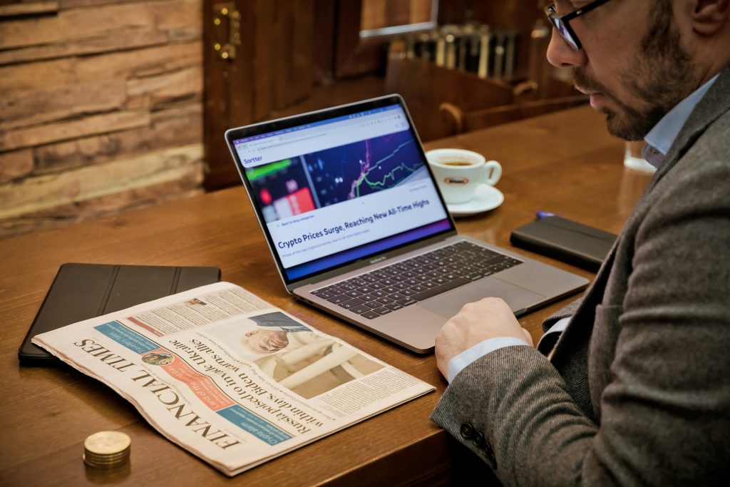 hombre leyendo noticias financieras